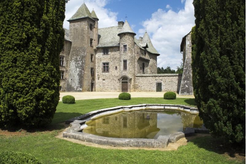 Château de Cordès Office de Tourisme Terres Dômes-Sancy
